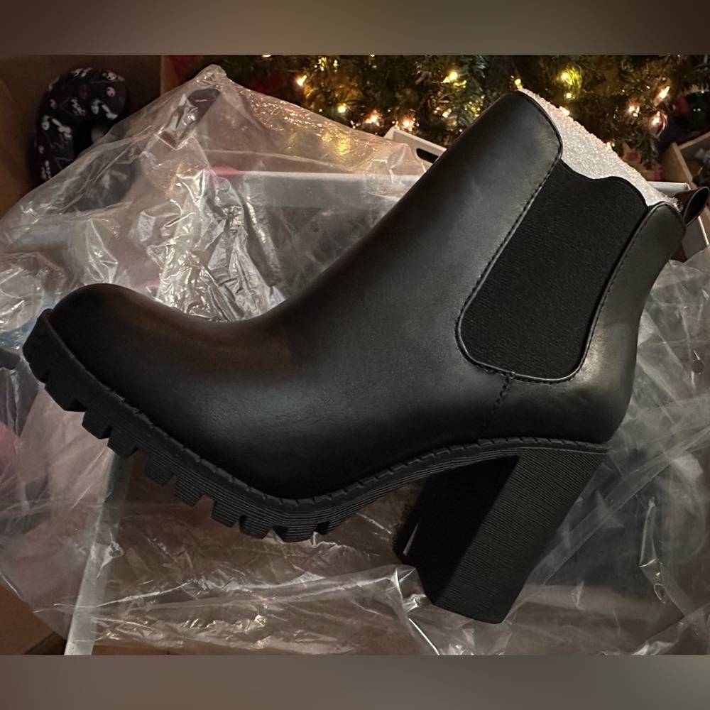 New Women’s Booties Size 8.5